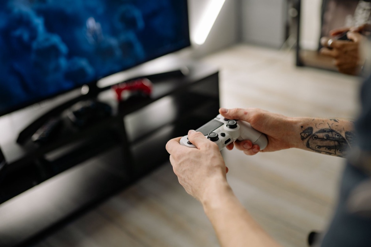 Nahaufnahme eines Shooter-Spiels auf einem Monitor