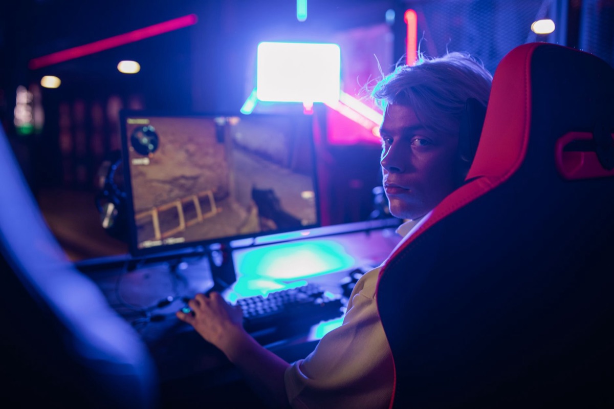 schermo di un videogioco d'azione FPS