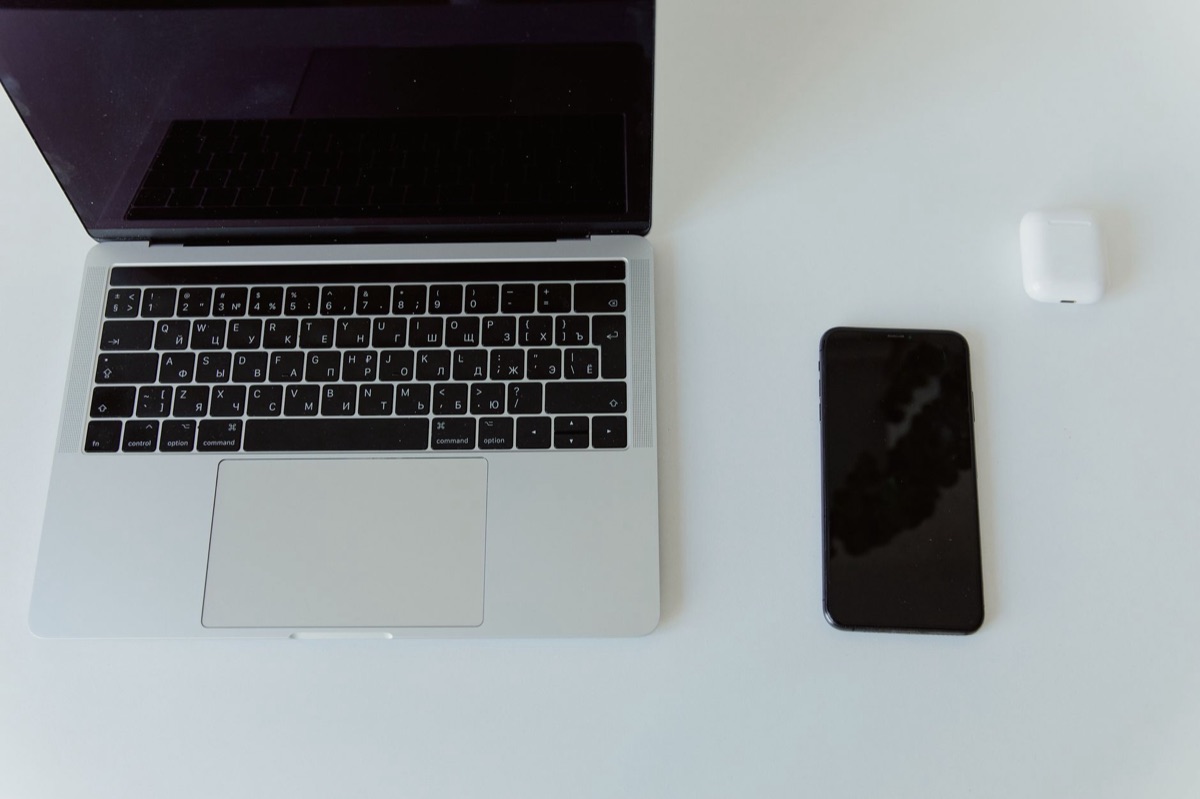 gadgets de tecnologia em mesa australiana
