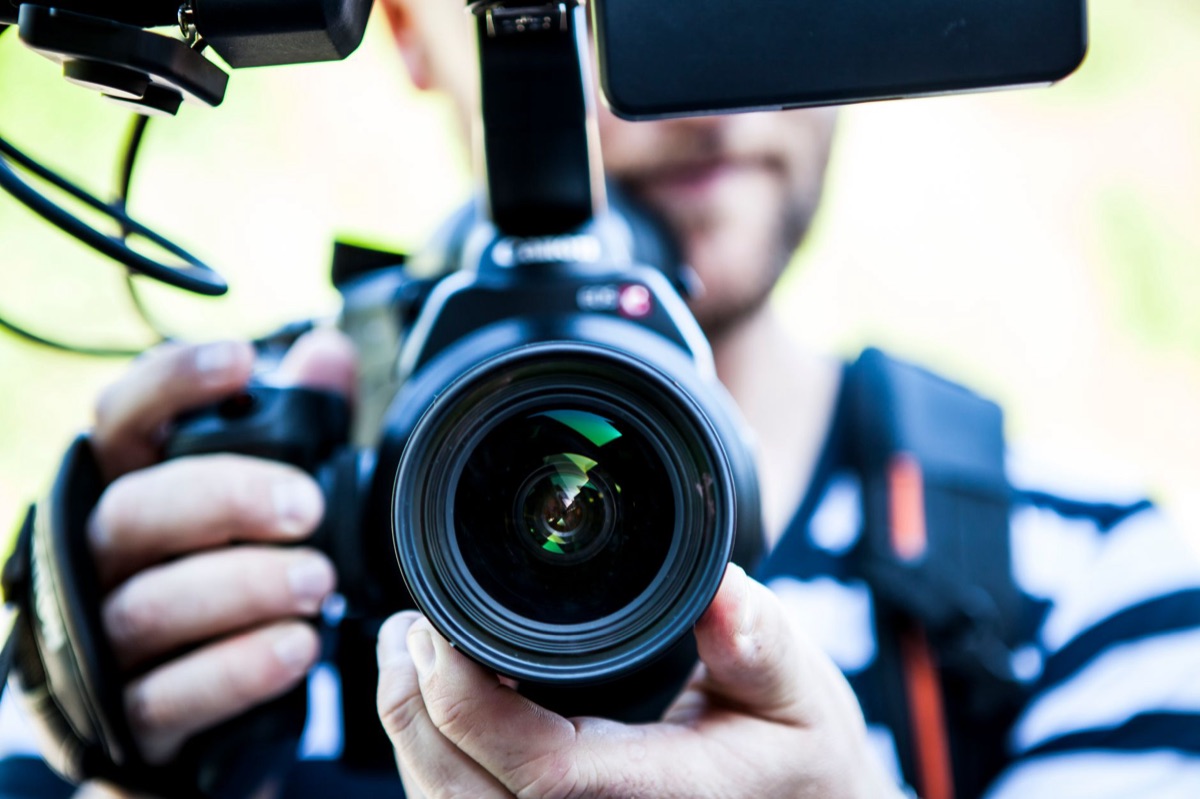 YouTube-Youtuber mit Kamera im Freien