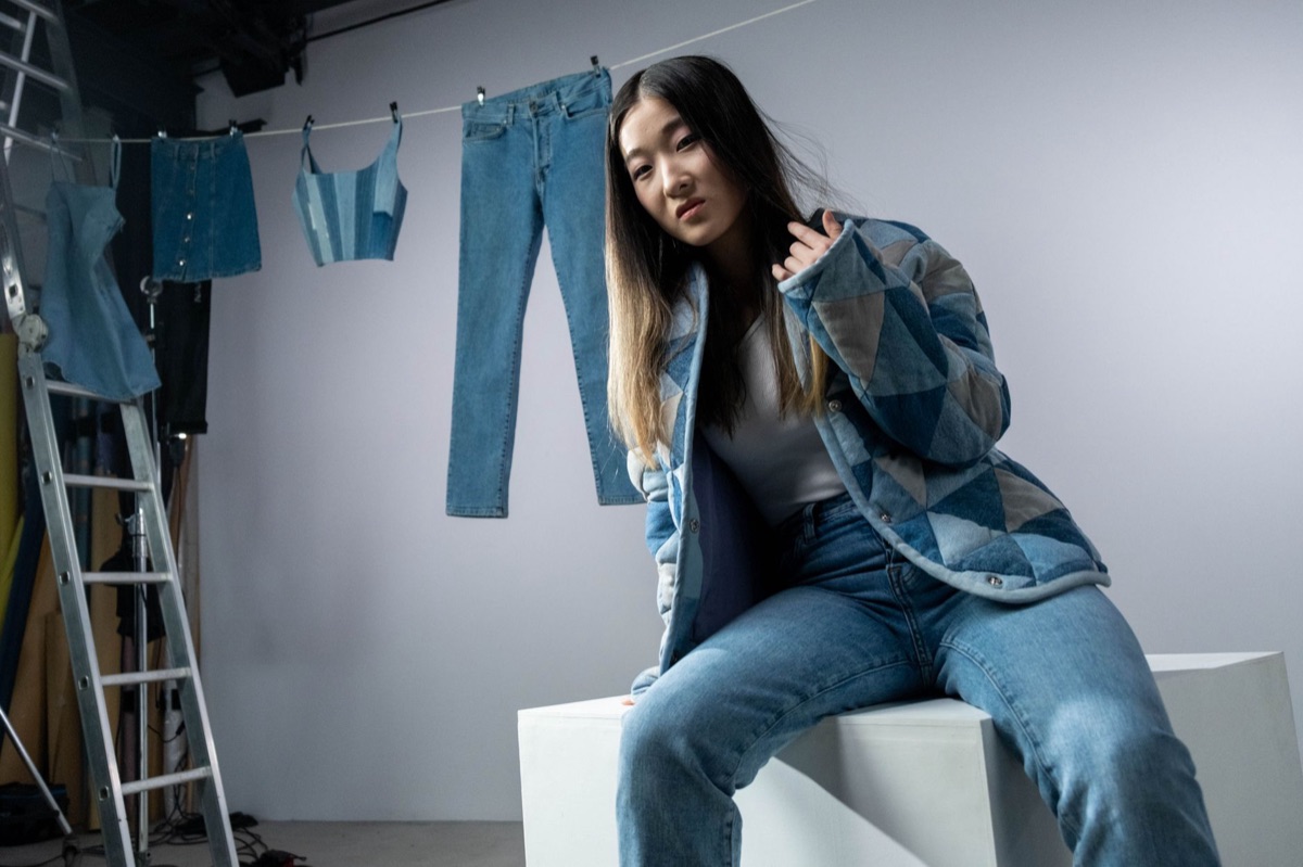 Natalie Tran in studio met camera en laptop