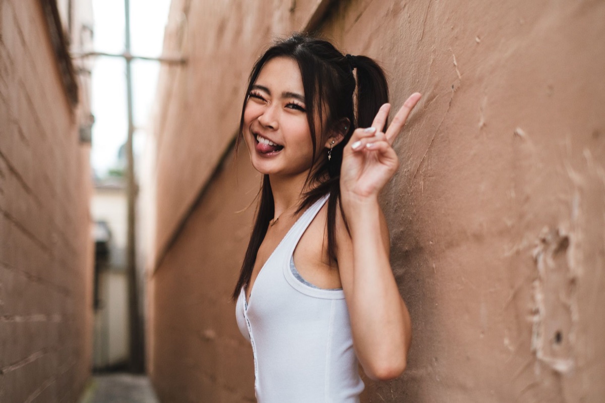 natalie tran ao lado de seu canal de youtube em austrália