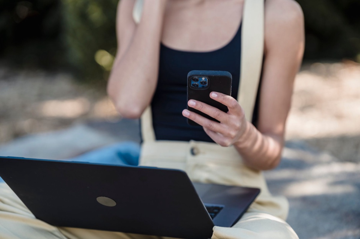Créateur australien avec ordinateur et smartphone