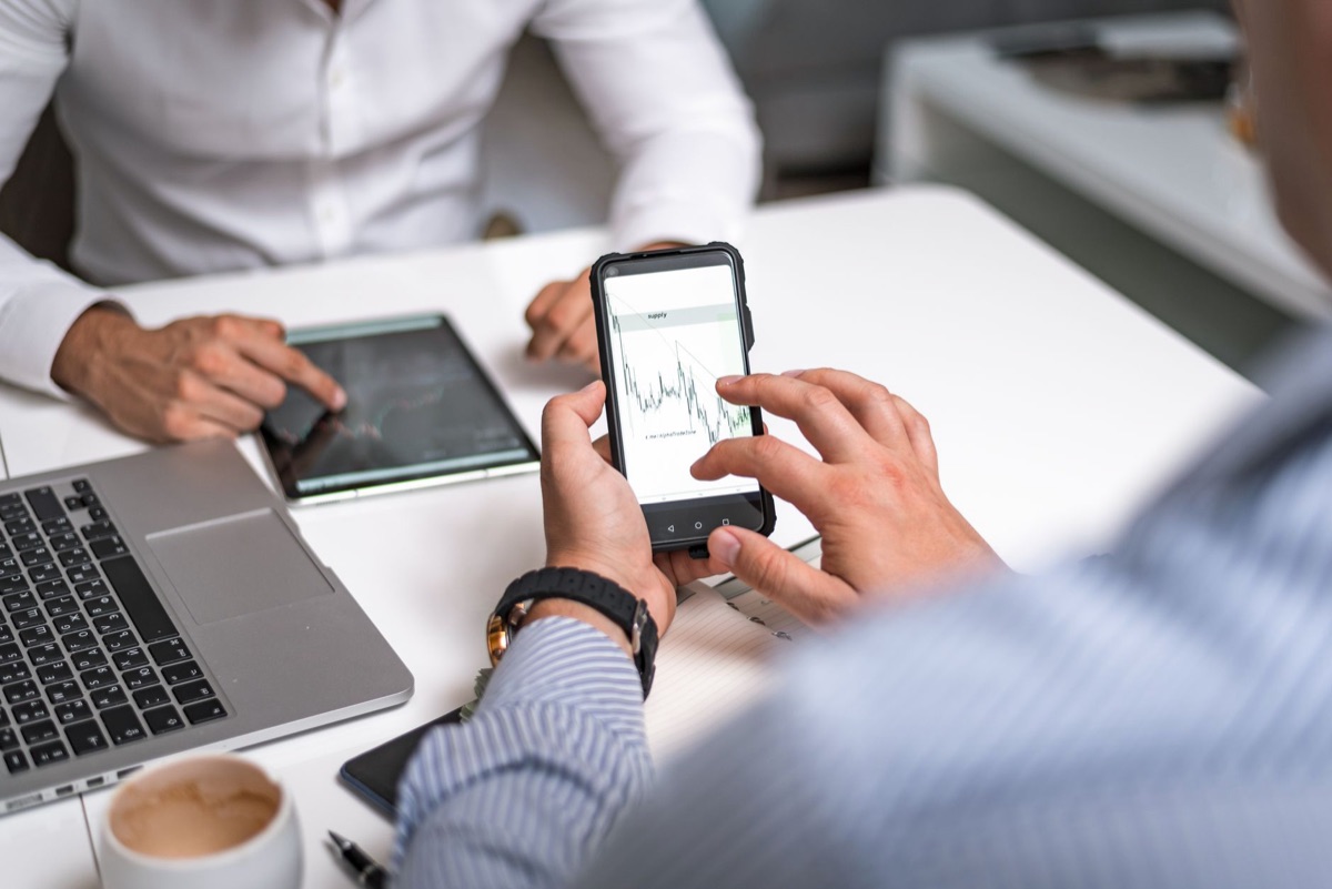 Smartphone et tablette sur une table à café