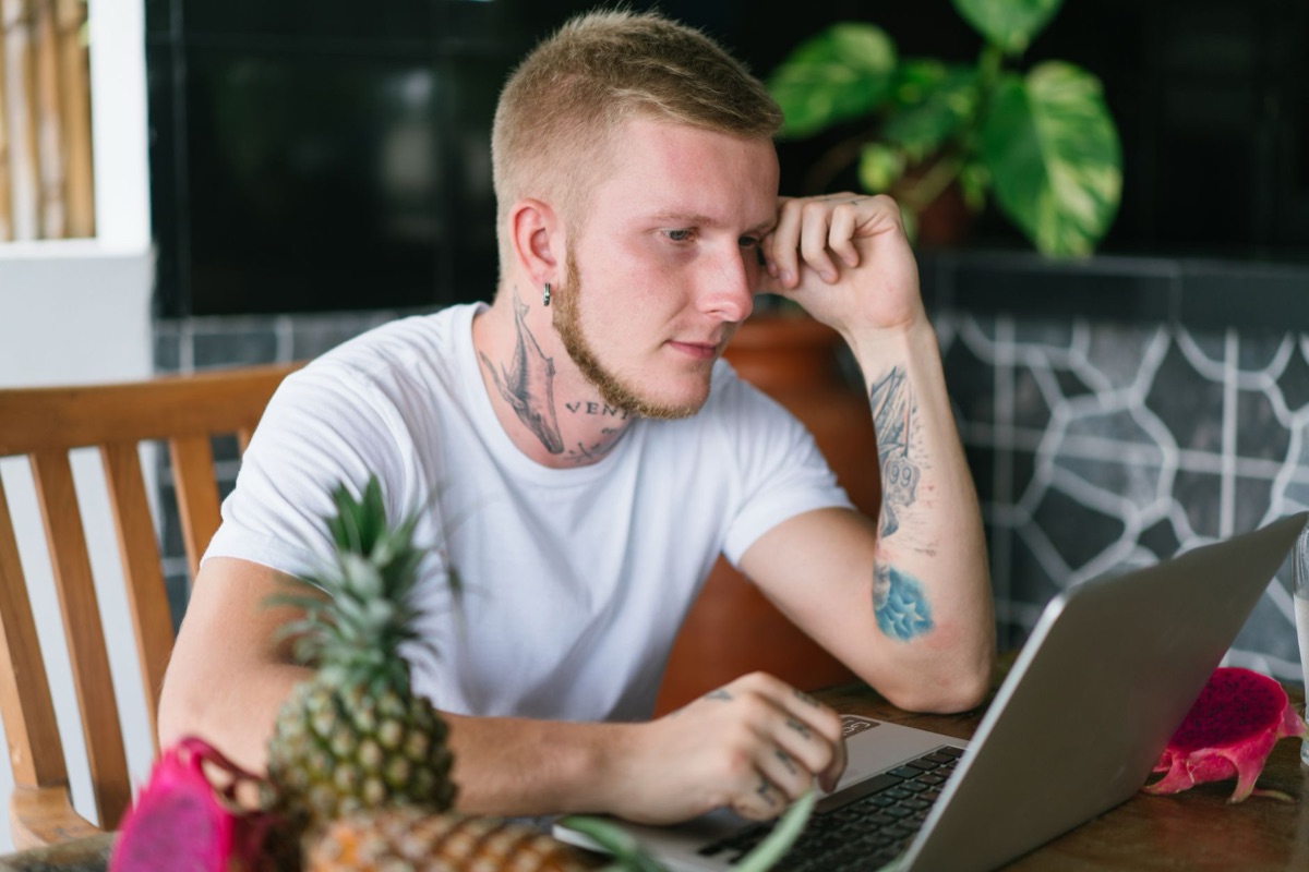 criador australiano com laptop