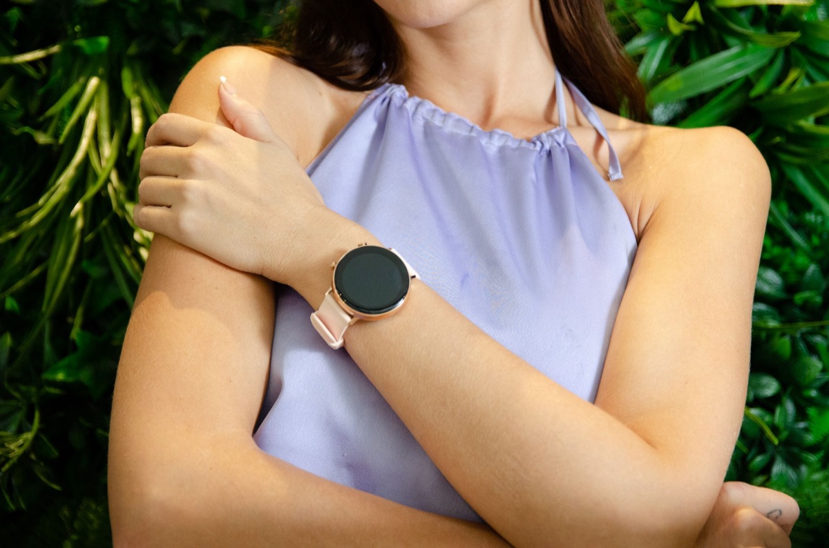 criador australiano com smartwatch