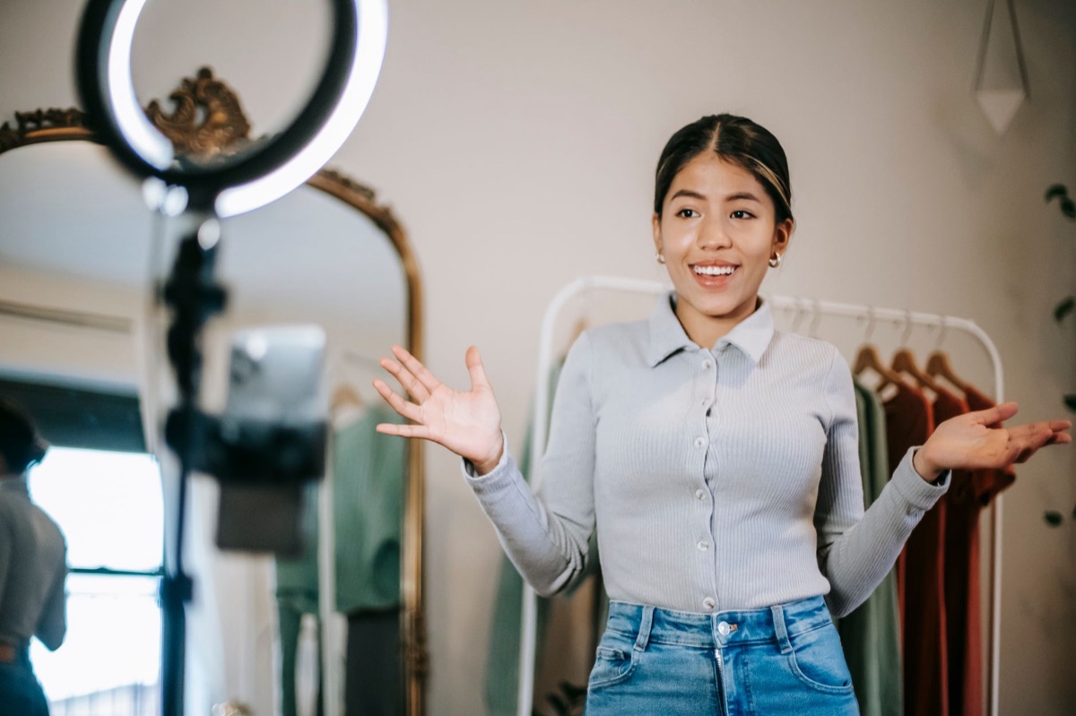 Australischer Influencer in Medienstudio