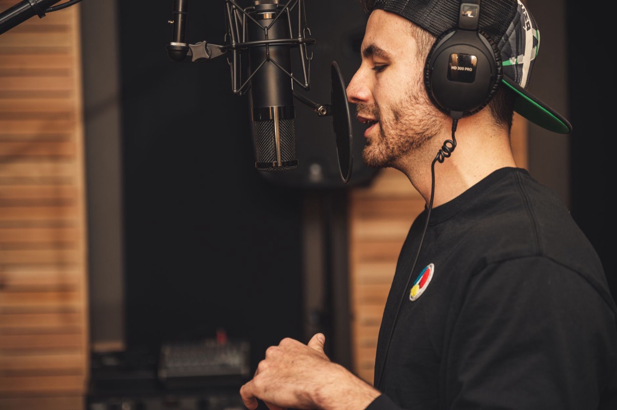 youtuber australiano em studio
