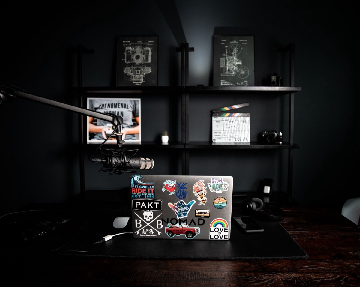 joven australian you-tuber con laptop
