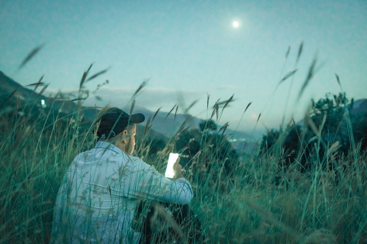 Un YouTuber australien utilisant un smartphone dans un environnement rural