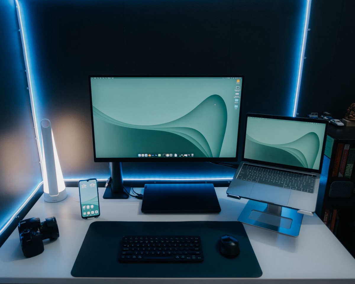 australian you-tuber laptop setup