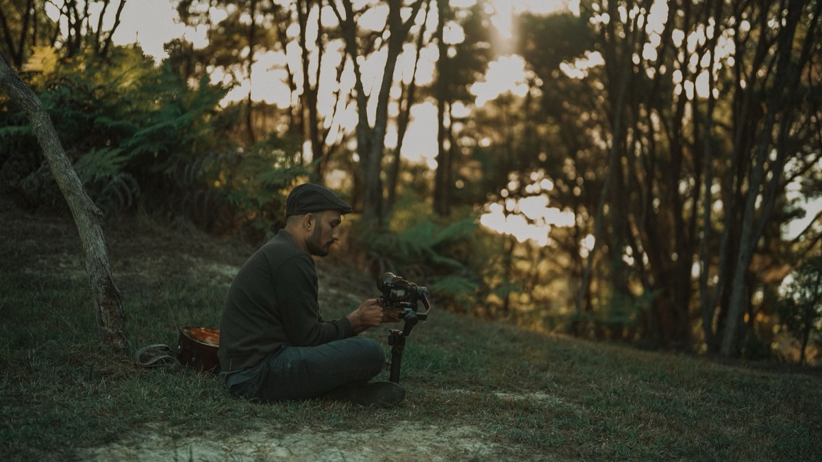YouTuber en paisaje natural
