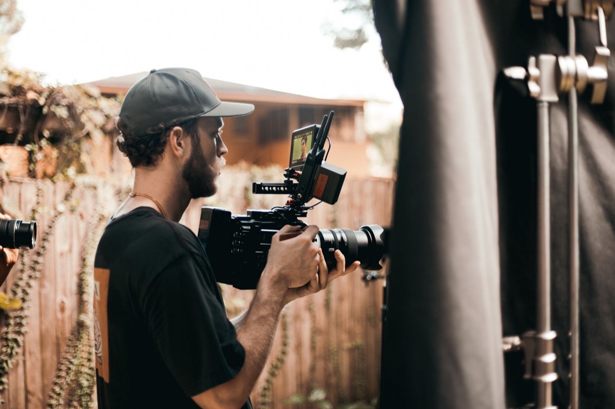 Un youtuber australien en train de tournage en extérieur