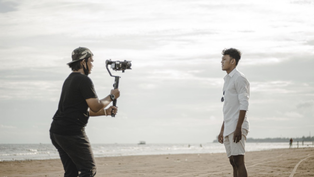 un youtuber australiano che filma all'aperto in un ambiente naturale