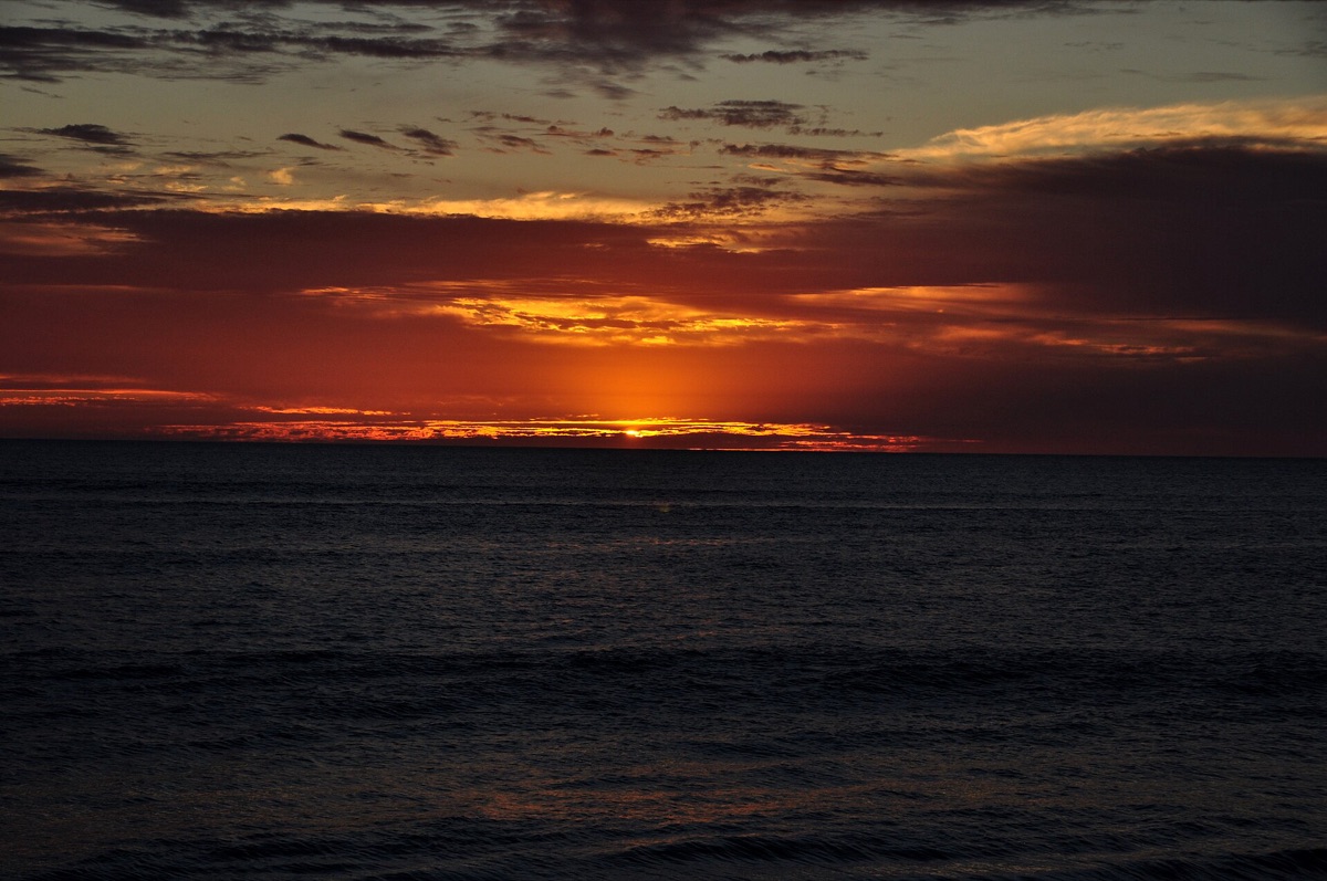 praia australiana ao pôr do sol
