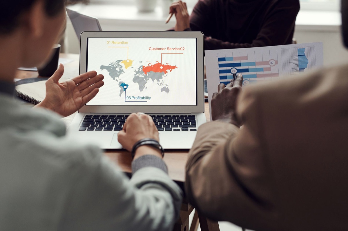 Schermo del laptop con commenti internazionali che rappresentano la comunità globale.