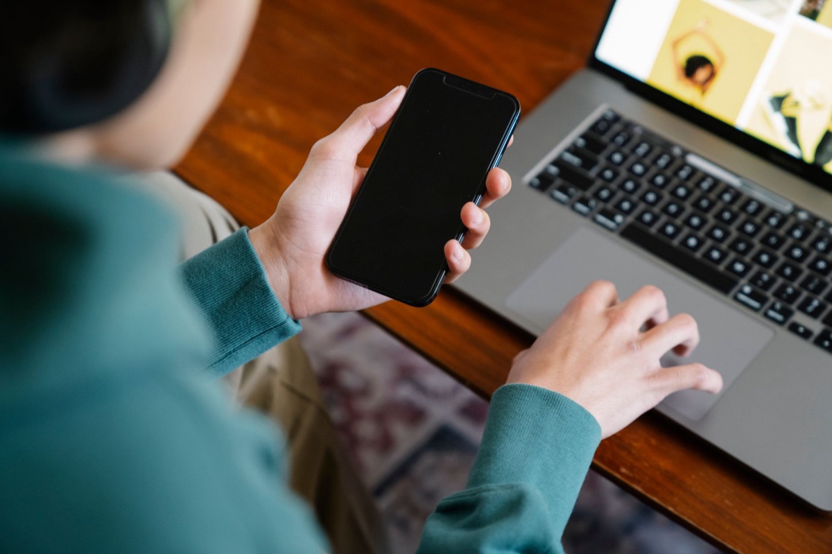 ユーチューバーがスマートフォンとラップトップをテーブルに置く姿