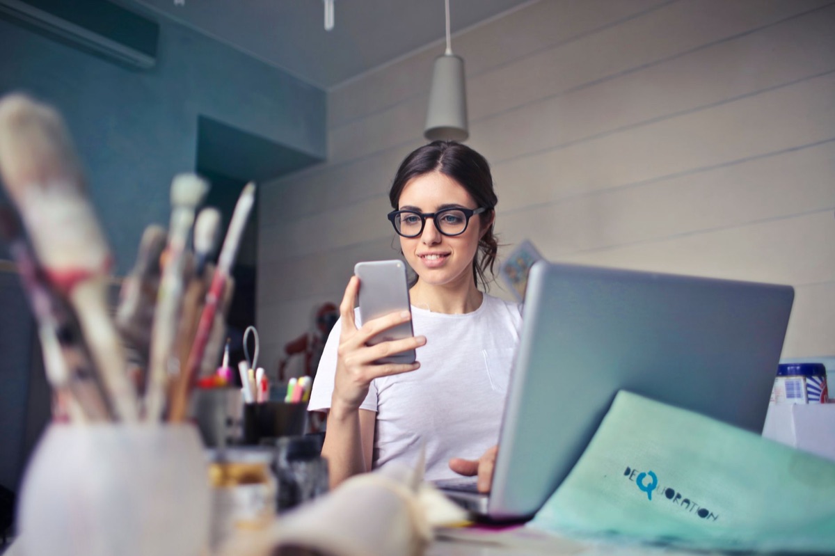 um youtuber australiano com notebook e celular