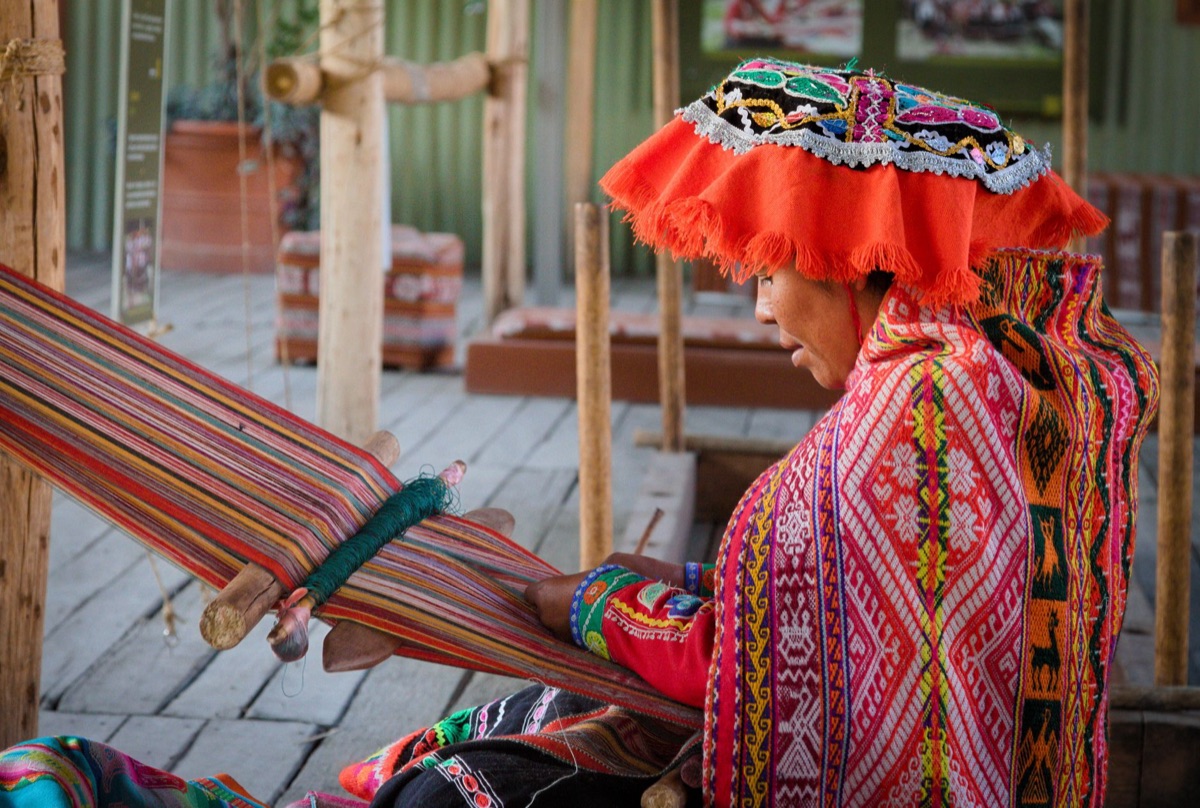 Artiste indigène australien en tenue traditionnelle